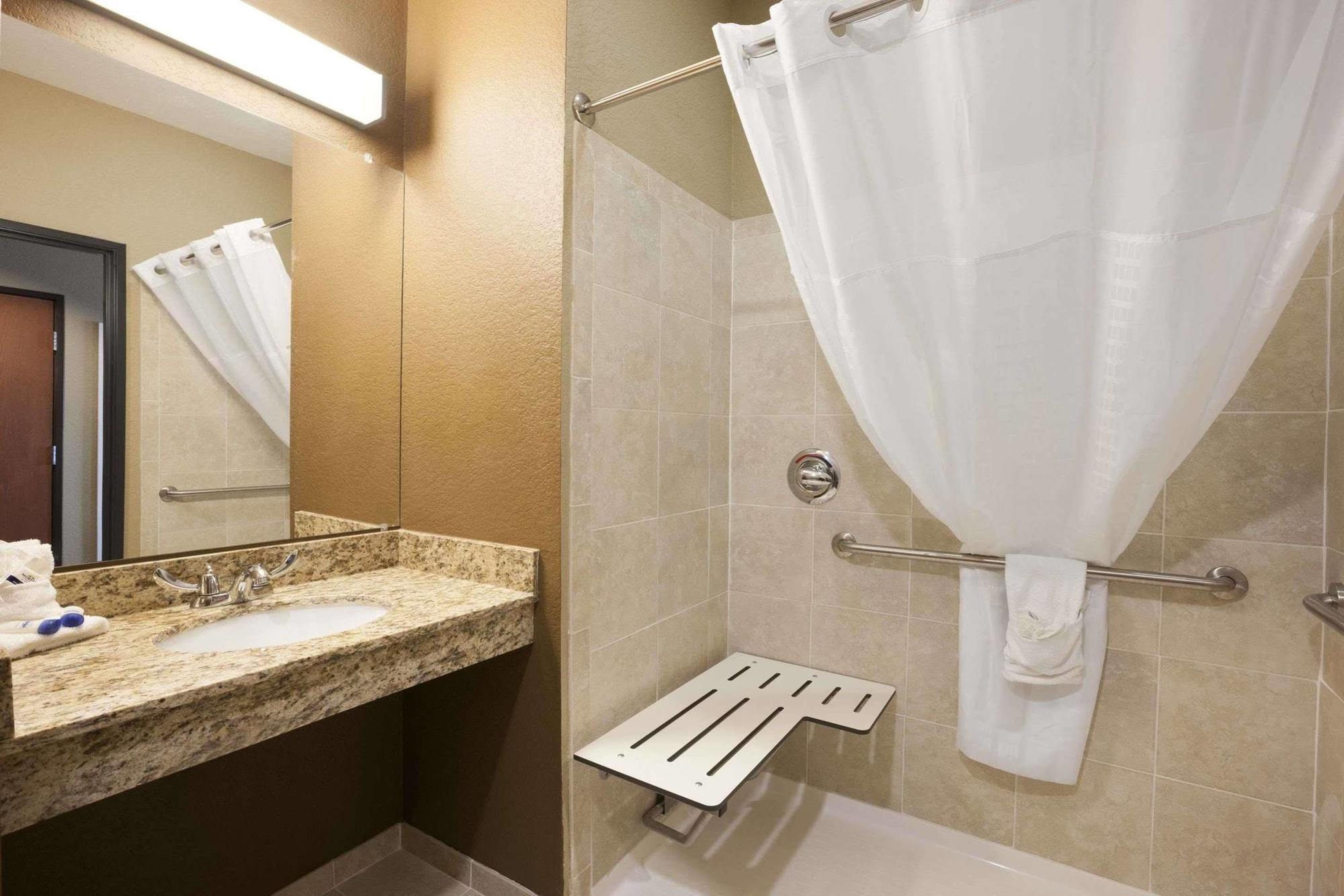 Microtel Inn & Suites Котулла Экстерьер фото